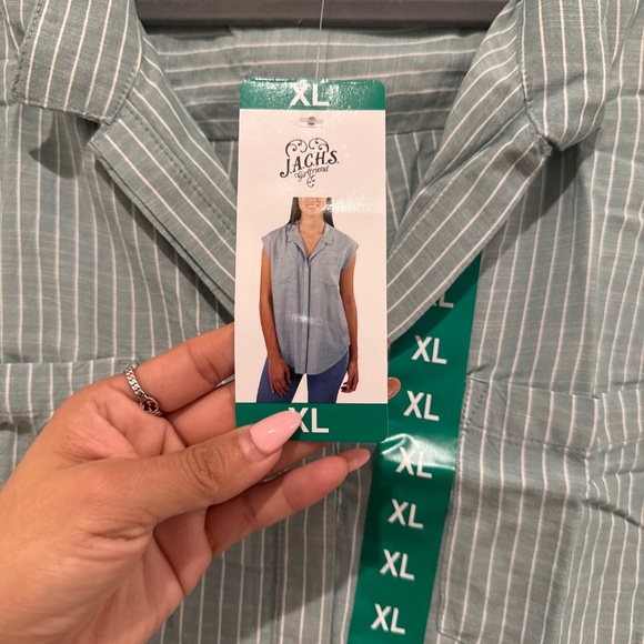 JACHS Girlfriend women's pinstripe short-sleeve button-up blouse. - Picture 5 of 5